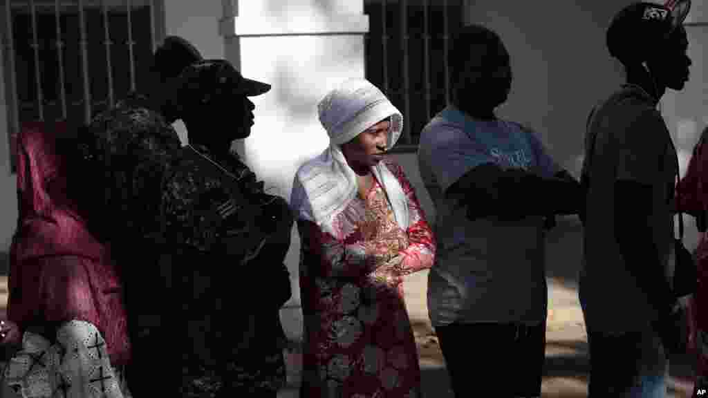 Les Gambiens font la queue pour procéder à leur vote à Banjul, Gambie, le 1er décembre 2016.