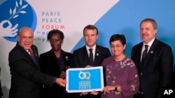 Президент Франции Эммануэль Макрон (в центре), генеральный секретарь ОЭСР Анхель Гурриа (слева) и другие руководители ООН на Парижском форуме мира. 12 ноября 2019 г.