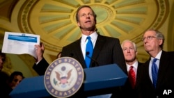 Senadores republicanos la emprenden contra el Obamacare durante una rueda de prensa en Washington.