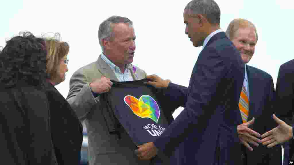 Le président Barack Obama est accueilli par le maire Buddy Dyer à son arrivée à l&#39;aéroport international d&#39;Orlando, le jeudi 16 juin 2016.