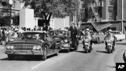 Iring-iringan kendaraan yang membawa Presiden John F. Kennedy sebelum terjadinya penembakan di Dallas, Texas, 22 November 1963 (foto: dok). 