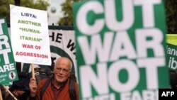 Người biểu tình phản đối chính phủ Anh tham gia vào các vụ đánh bom ở Libya, London, 16/5/2011