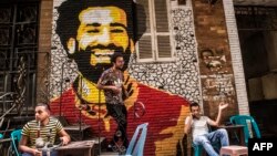 Peinture murale de Mohamed Salah dans un café en plein air au centre-ville du Caire le 30 avril 2018. 