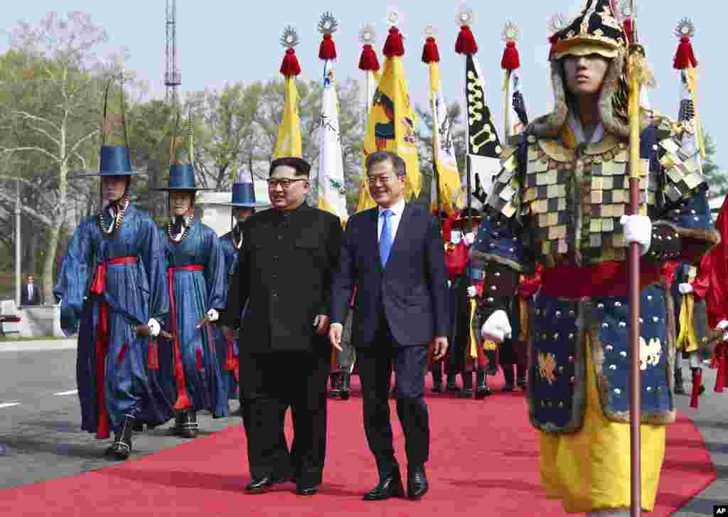 Le leader nord-coréen Kim Jong Un, et le président sud-coréen Moon Jae-in se promènent ensemble dans le village frontalier de Panmunjom, une zone démilitarisée, le 27 avril 2018.