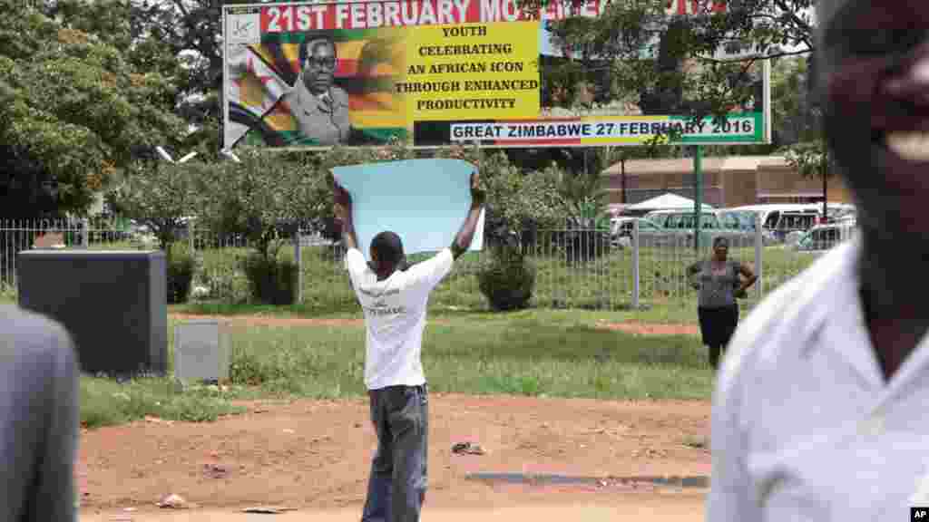 Un membre de la famille de Itai Dzamara prend part à une manifestation à Harare pour réclamer des informations sur le militant d'opposition disparu il y a un an, le 9 mars 2016.