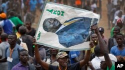 Les partisans du leader et candidat de l'opposition Raila Odinga brandissent une banderole portant la mention "père" et "président" lors d'un rassemblement, Nairobi, Kenya, 18 octobre 2017