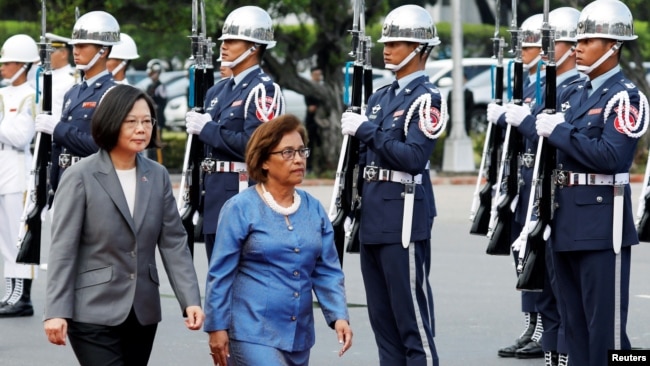 台湾总统蔡英文在台北与马绍尔群岛总统希尔达·海因出席仪仗队欢迎仪式。(2018年7月27日)