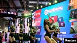 ARHIVA - Promocija sajtova za onlajn igrice na sajmu tehnologije Gaming Expo Asia u Makau, 15. maja 2018.