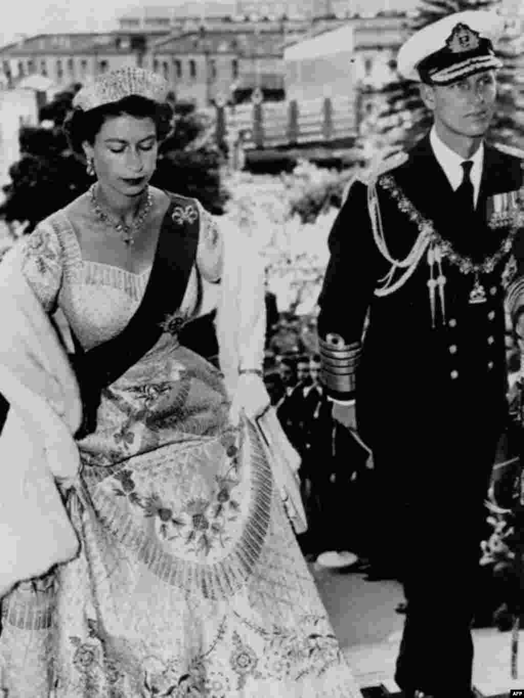 Nữ hoàng và phu quân tiến vào trụ sở Quốc hội New Zealand, 12 tháng 1, 1954. Bà mặc áo dài đăng quang, dây biểu chương cao quý nhất của Anh, và vương miện kim cương. (AP)