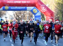 Ajang lari Advent Run di pusat kota Zagreb, 12 Desember 2021. Ribuan pendatang, banyak dari mereka warga asing, datang ke Zagreb untuk berpartisipasi dalam Zagreb Advent Marathon tradisional. (DENIS LOVROVIC / AFP)