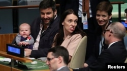«جسیندا آردرن» نخست وزیر نیوزیلند با دخترش «نیو» و شریک زندگی اش «کلارک گیفورد» پیش از سخنرانی در نشست صلح نلسون ماندلا 