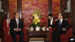 မြန်မာသမ္မတ ဦးသိန်းစိန် ဟာ တရုတ်ဝန်ကြီးချုပ် အပါအဝင် ထိပ်တန်းခေါင်းဆောင်တွေနဲ့ ဘေဂျင်းမြို့မှာ တွေ့ဆုံခဲ့တာပါ။