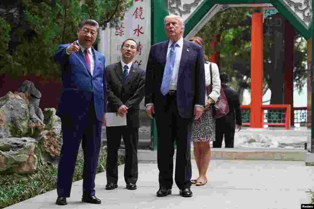 美国总统特朗普在中国领导人大院中南海与中国国家主席习近平散步交谈。(2026年5月15日)