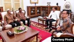 Dua pemilik warung yang dijarah massa dalam demonstrasi dan kerusuhan 21-22 Mei, Abdul Rajab dan Ismail, diundang Presiden Jokowi ke Istana Merdeka, Jumat sore (24/5). (Courtesy: Setpres RI)