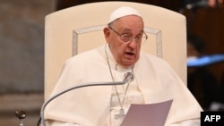 El papa Francisco reza el Rosario por la Paz junto a los miembros de la Asamblea sinodal en la basílica de Santa María la Mayor en Roma, el 6 de octubre de 2024. (Foto de Alberto PIZZOLI / AFP)