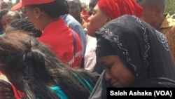 Des femmes pleurent les lycéennes de Chibok que Boko Haram a enlevées, à Abuja, Nigeria, 15 novembre 2017.