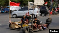 Penggemar Vespa ekstrem berkendara dekat lokasi festival skuter di Kediri, Jawa Timur, 5 Agustus 2018.