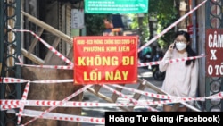 Một điểm phong toả ở khu vực "vùng xanh" ở phường Kim Liên của Hà Nội. Thủ đô Việt Nam bị truyền thông quốc tế gọi là "nhà tù lộ thiên" trong khi quốc gia Đông Nam Á bị xếp hạng thấp nhất thế giới về phục hồi từ đại dịch.