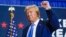 Kandidat presiden dari Partai Republik, mantan Presiden Donald Trump, mengepalkan tangan usai berbicara di depan pendukungnya pada rapat umum di kota Derry, New Hampshire, 23 Oktober 2023 (foto: dok). 