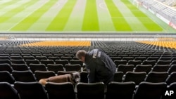 Jugadores y policías se preparaban para celebrar este miércoles el partido aplazado en medio de una intensa seguridad.