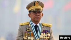 2021년 3월 27일 민 아웅 흘라잉 미얀마군 최고사령관이 군 창립 기념일 행진에 참여하고 있다