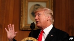 President Donald Trump di kantor Departemen Dalam Negeri AS, Washington DC, 26 April 2017. (AP Photo/Carolyn Kaster)