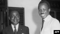 Félix Houphouët-Boigny, à gauche, avec l'ancien président de la Tanzanie, Julius Nyerere, Dar es Salam, le 1er janvier 1962. 