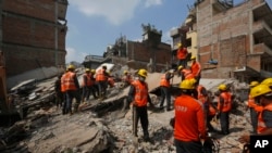 印度救援人员在尼泊尔地震废墟中寻找幸存者。