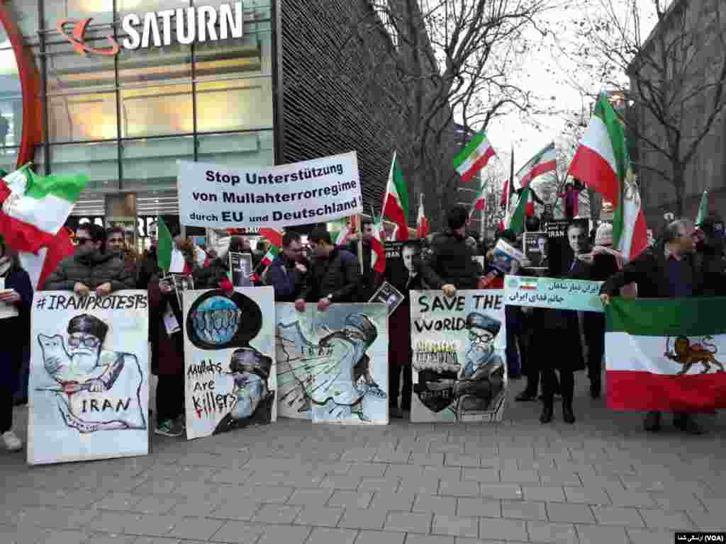 شهر هامبورگ در آلمان نیز روز شنبه شاهد حضور ایرانیان بود که از اعتراض علیه جمهوری اسلامی در داخل ایران حمایت کردند.