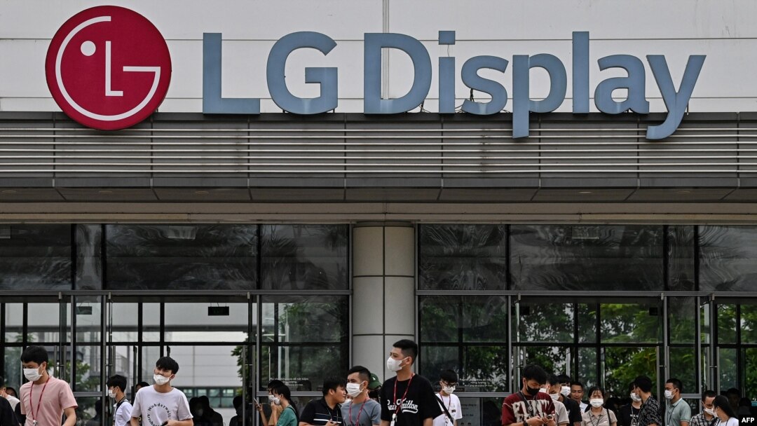Para karyawan meninggalka pabrik LG Displays di Hai Phong, Vietnam, 29 Agustus 2023. LG Displays mengumumkan, Jumat, 15 November 2024 bahwa pihaknya menambah investasi $1 miliar di pabrik Haiphong. (Foto: Nhac Nguyen/AFP)