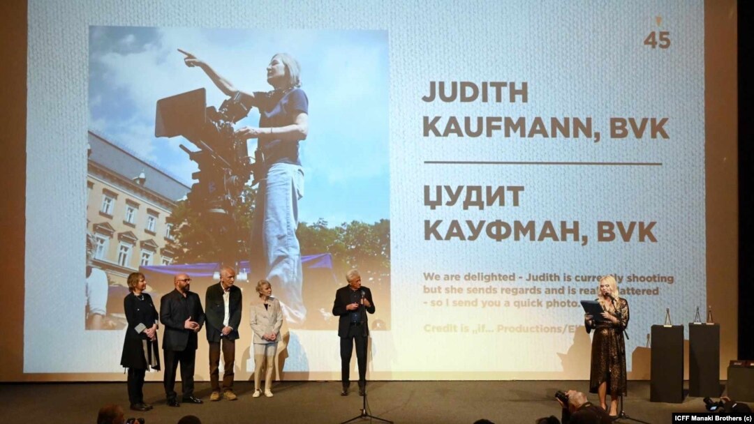 Доделување на наградата од жирито Златна камера 300 на кинематограферката Џудит Кауфман за филмот „Наставничка канцеларија“ на германскиот режисер Илкер Чатек. 