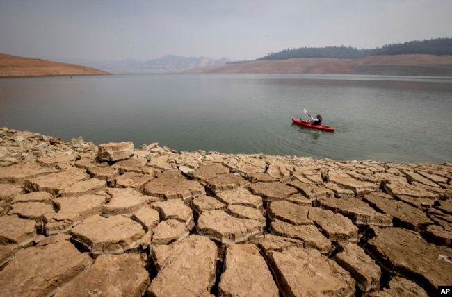 ABD'nin California eyaletindeki Oroville Gölü. Su seviyeleri bu bölgede zaman zaman kuraklık koşulları sebebiyle düşük seyredebiliyor. Gölde bu yıl kış aylarında yaşanan fırtınalar ve yağışlı hava sonucu yüzde 116 doluluk oranı gözlendi. Fotoğraf 22 Ağustos 2021'den.