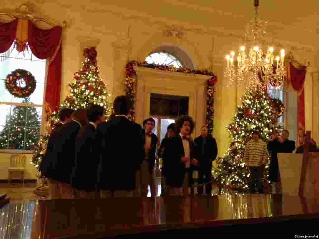 ຄະນະນັກຮ້ອງ the Virginia Gentlemen ຈາກມະຫາວິທະຍາໄລລັດເວີຈີເນຍ ມາຮ້ອງເພງຄຣິສມາສ ບັນເທິງແຂກທີ່ເຂົ້າຊົມທໍານຽບຂາວ (White House Christmas Tour, Dec. 22, 2012)