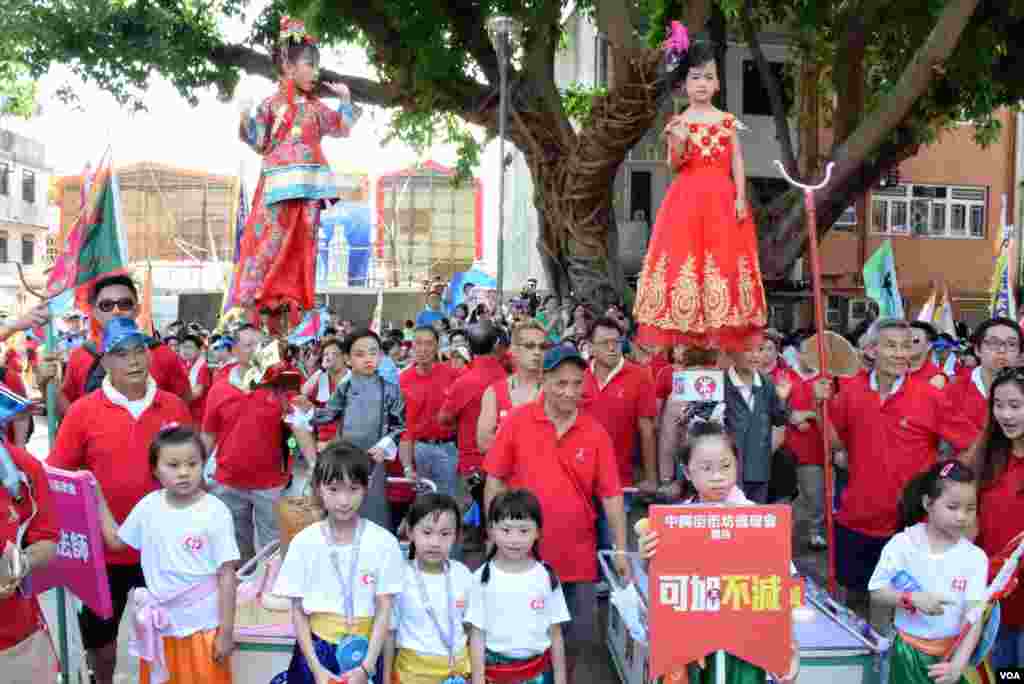 長洲中興街坊會的兩台飄色，一台諷刺港鐵「可加不減」機制，另一台則扮演大陸電視劇「無心法師」。(美國之音記者湯惠芸拍攝)