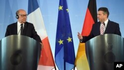 German Foreign Minister Sigmar Gabriel, right, and his French counterpart Jean-Yves Le Drian, attend a press conference in Berlin, May 22, 2017. 