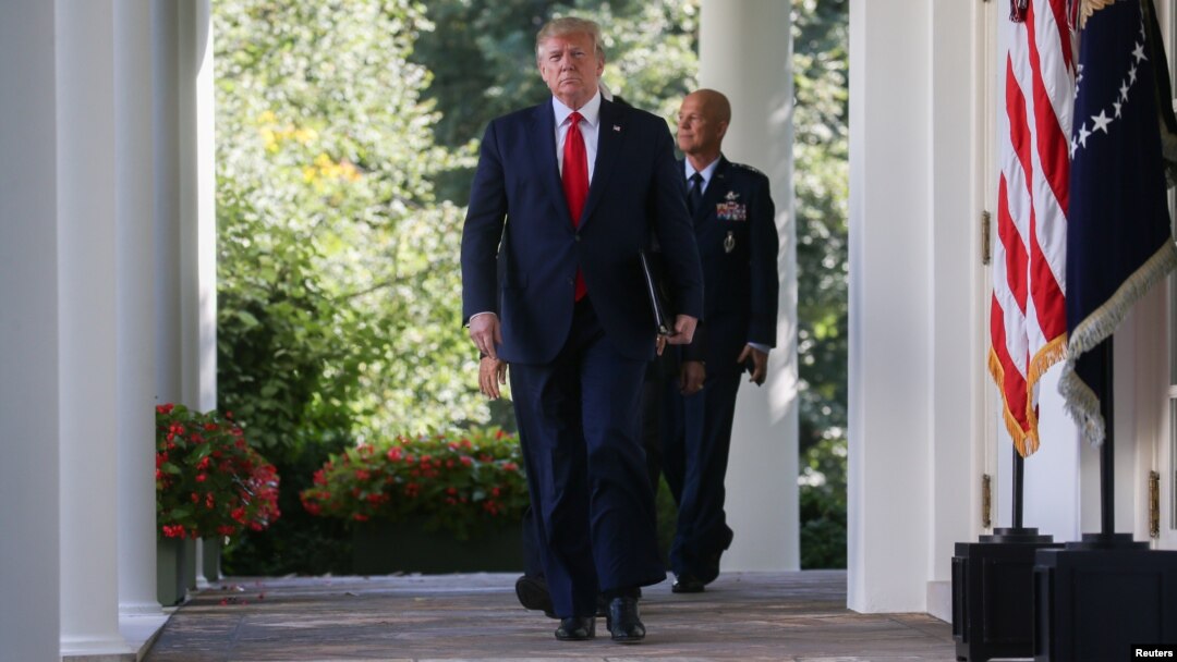 El presidente Donald Trump camina hacia el Jardín de las Rosas de la Casa Blanca para el anuncio oficial de la reactivación del Comando Espacial de EE.UU. Agosto 29 de 2019. Reuters/Leah Millis.