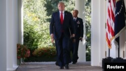 El presidente Donald Trump camina hacia el Jardín de las Rosas de la Casa Blanca para el anuncio oficial de la reactivación del Comando Espacial de EE.UU. Agosto 29 de 2019. Reuters/Leah Millis.