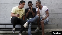 Cada día es más común encontrar a cubanos con acceso a internet inalámbrico. 