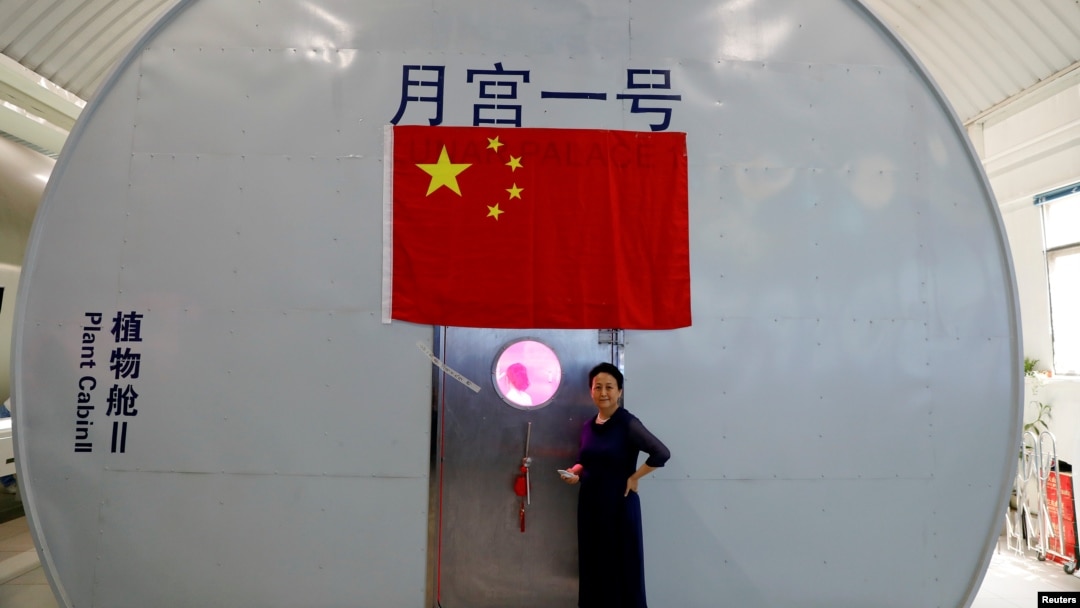 Liu Hong, perancang utama Proyek Lunar Palace 365 berdiri di luar kabin simulasi antariksa dimana para relawan tinggal untuk sementara sebagai bagian dari proyek Beihang University di Beijing, China, 9 Juli 2017 (foto: REUTERS/Damir Sagolj)