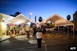 Layanan pemakaman jenazah korban COVID-19 di Rumah Duka Continental, Los Angeles, California, 30 Desember 2020.