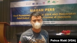 Wancino, relawan pemantau independen kehutanan asal Kalimantan Tengah yang sering menemui kendala dalam pemantauan hutan. (Foto: VOA/Petrus Riski)