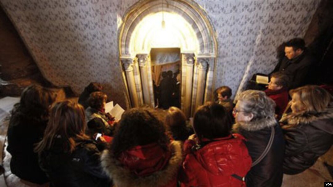 Para peziarah Katholik melakukan ibadah Natal di pintu gerbang Gereja Nativitas, di kota Bethlehem, Palestina, 24 Desember 2010.