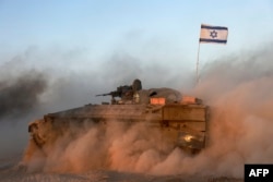 Izraelski oklopni transporter napreduje u graničnom području između Izraela i pojasa Gaze, 9. juna 2024.
