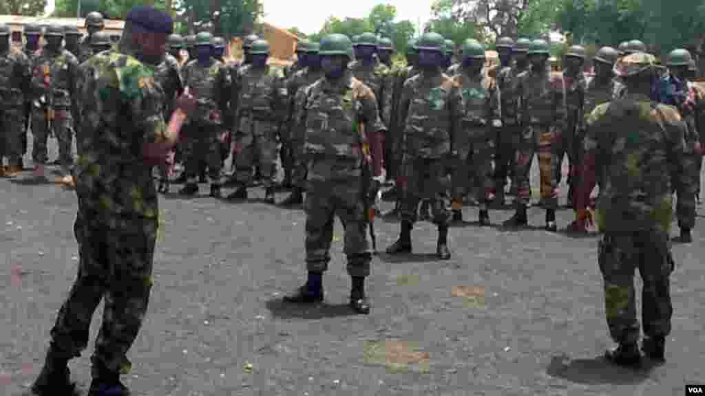 Komandar rundunar Sojojin da aka tura yola domim dokar tabaci, Birgediya General Fatai Oladipo Alli kuma brigade komanda na tankokin yaki yayiwa Sojojin jawabi kafin turasu bakin aikinsu. Hoto Ibrahim Abdul&#39;Aziz.