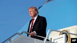 Presiden AS Donald Trump turun dari pesawat Kepresidenan AS, Air Force One, setibanya di Pangkalan Angkatan Udara Militer AS, Andrews di Maryland, 9 April 2017. (AP Photo/Alex Brandon) 
