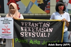 Aktivis perempuan dari gerakan anti kekerasan memegang spanduk bertuliskan "Memberantas Kekerasan Seksual? Pasti Ada Jalan!" saat protes pelecehan seksual dan kekerasan terhadap perempuan di kampus-kampus, di luar Kementerian Pendidikan dan Kebudayaan di