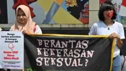 Aktivis perempuan dari gerakan anti kekerasan memegang spanduk bertuliskan "Memberantas Kekerasan Seksual? Pasti Ada Jalan!" saat protes pelecehan seksual dan kekerasan terhadap perempuan di kampus-kampus, di luar Kementerian Pendidikan dan Kebudayaan di Jakarta pada 9 Februari 2020. (Foto: AFP/Adek Berry)