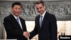 中國國家主席習近平在雅典與希臘總理米佐塔基斯握手。（2019年11月11日）