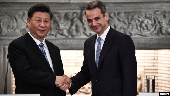 中国国家主席习近平在雅典与希腊总理米佐塔基斯握手。（2019年11月11日）