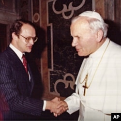 VOA's Jack Payton, then a reporter for United Press International, shakes hands with Pope John Paul II during an audience at the Vatican in 1982